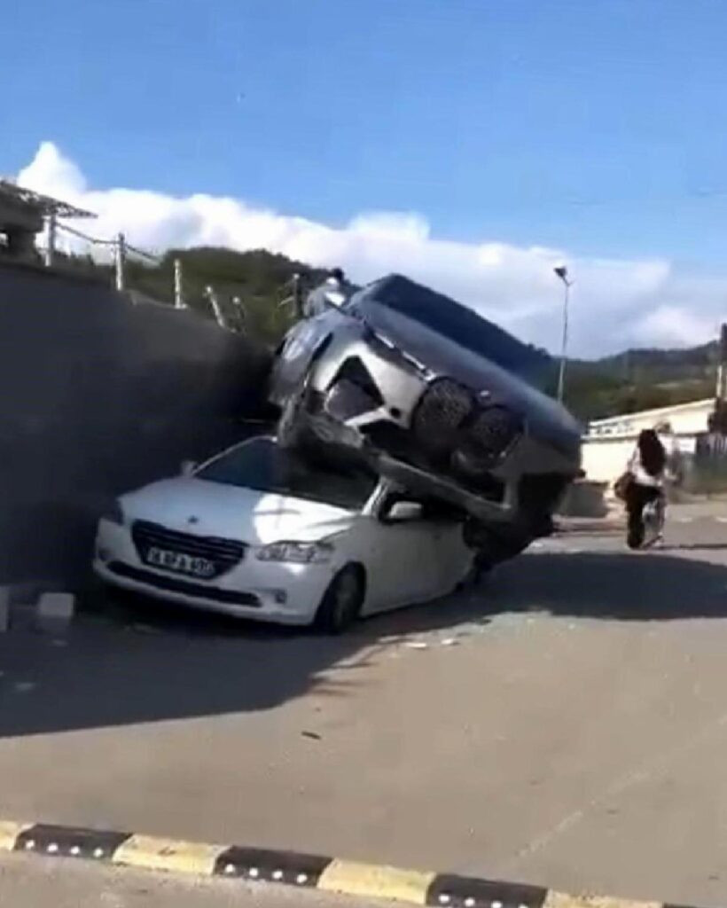 Bursa’da Denetimden Çıkan Cip Park Halindeki Arabanın Üzerine Düştü