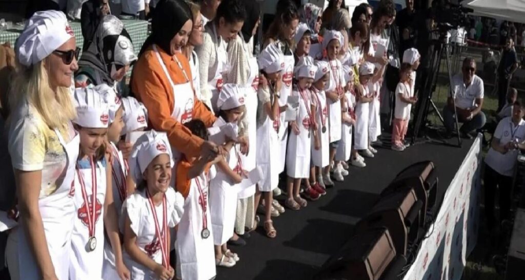 Bursa’da Gastronomi Şenliği’nde Anne ve Çocuklar Şefleri Zora Soktu