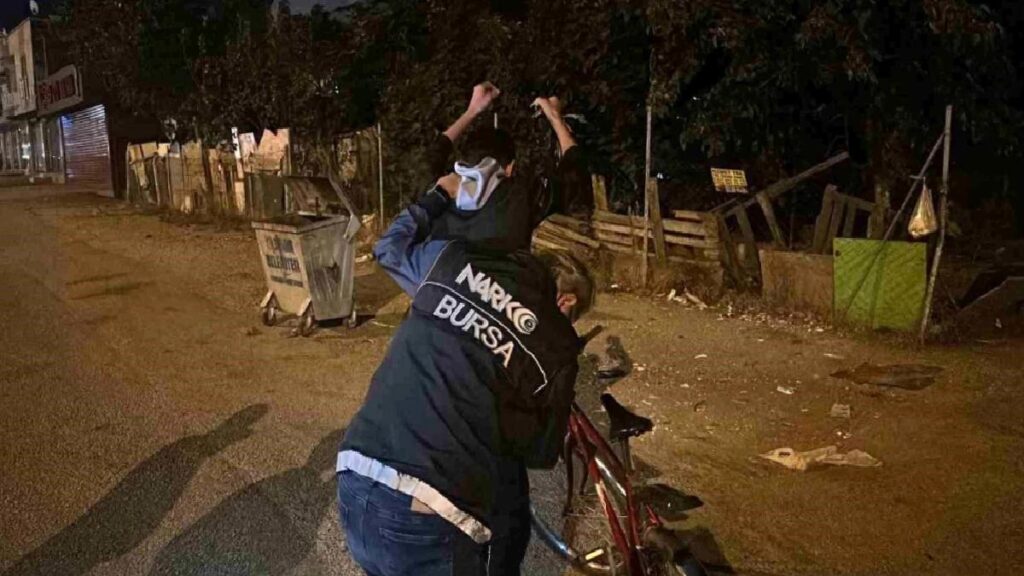 Bursa’da Huzur Operasyonu: Uyuşturucu ve Aranan Şahıslar Yakalandı
