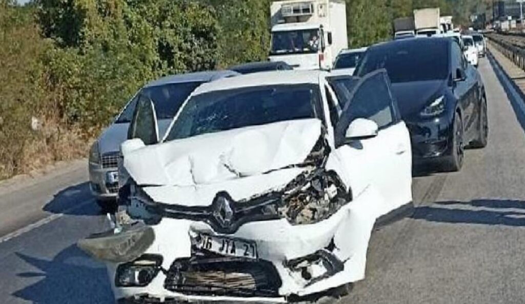 Bursa’da iki araba çarpıştı: 7 yaralı