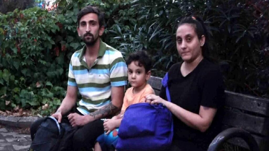 Bursa’da Mesken Sahibi Tarafından Konutundan Çıkarılan Aile Sokakta Kaldı