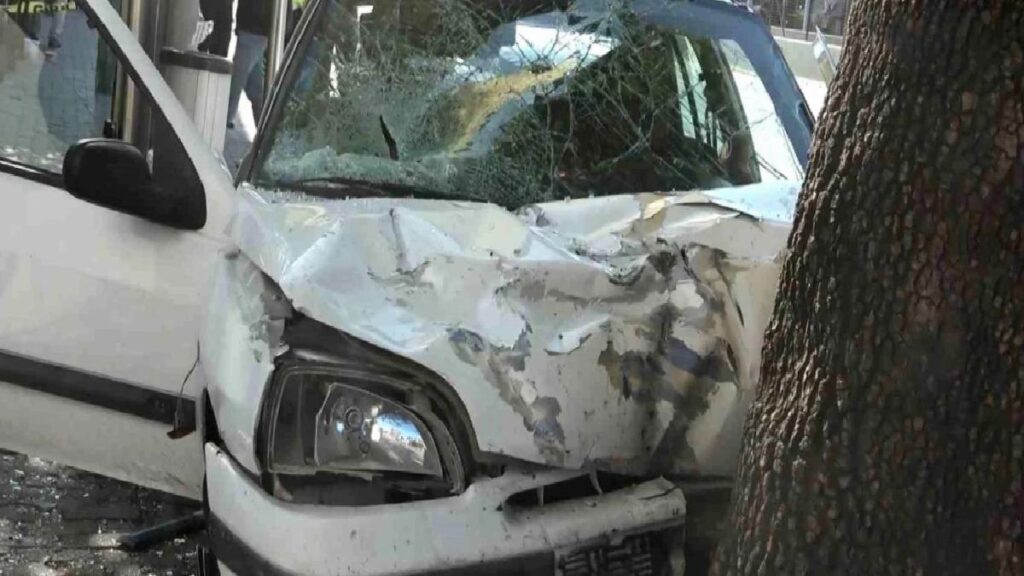 Bursa’da Otobüs Durağına Dalan Araçta 3 Kişi Yaralandı