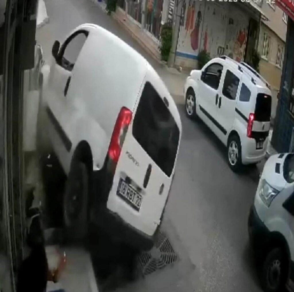 Bursa’da park halindeki minibüse çarpmamak için hareket yapan şoför, kıraathanede çay içenleri eziyordu