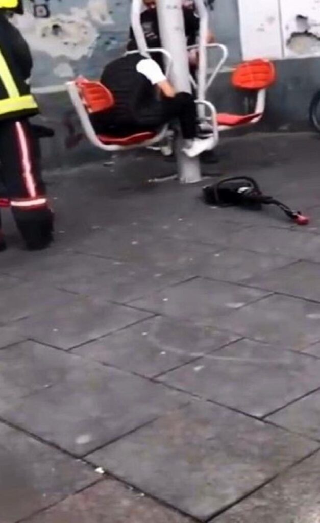 Bursa’da parkta spor aletlerine sıkışan genci itfaiye grupları kurtardı