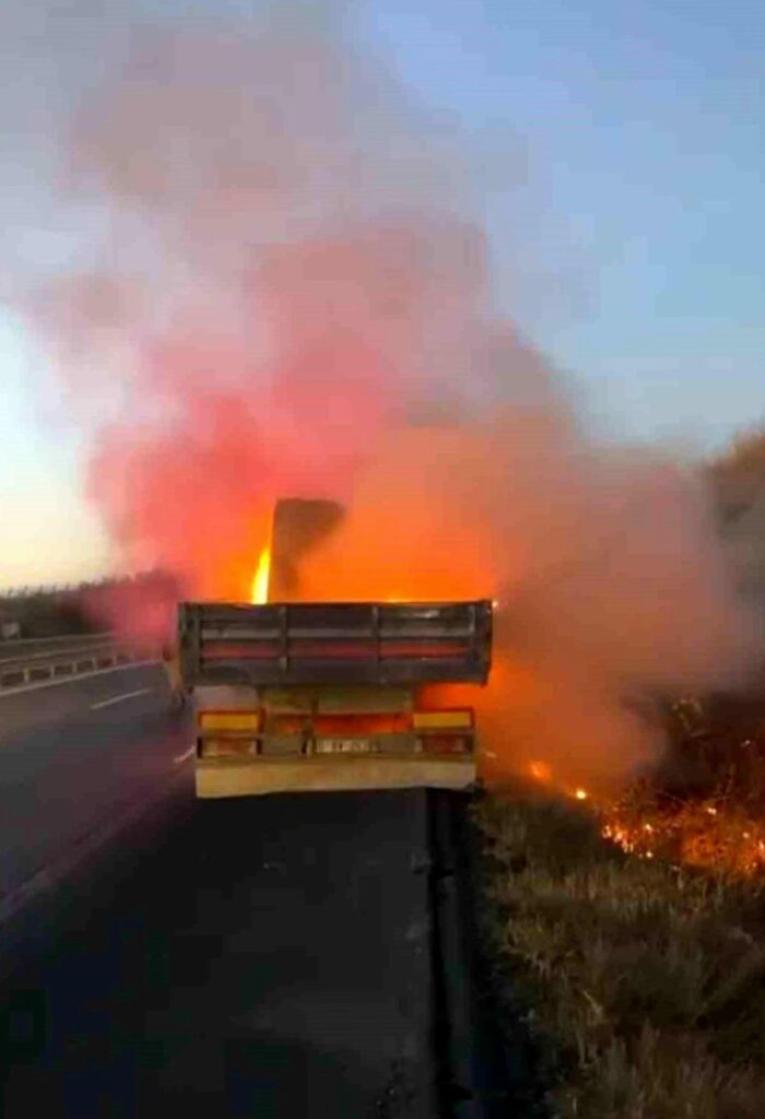 Bursa’da seyir halindeki tır alev alev yandı