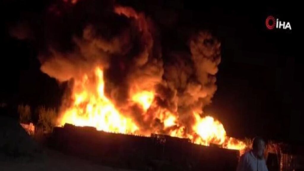 Bursa’da soğuk hava deposunda çıkan yangında alevler geceyi aydınlattı