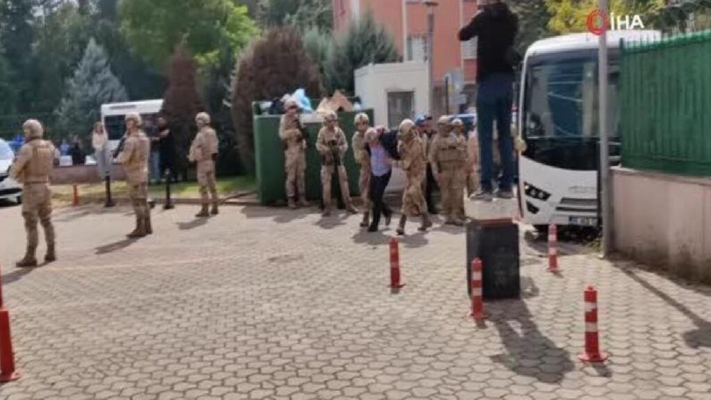 Bursa’da Terkinler çetesi adliyeye getirildi