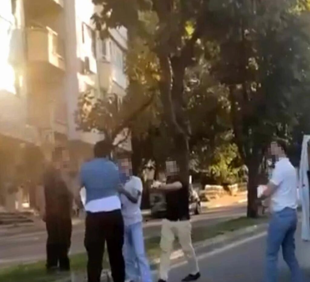 Bursa’da trafikte kuryeye hücum anları kamerada