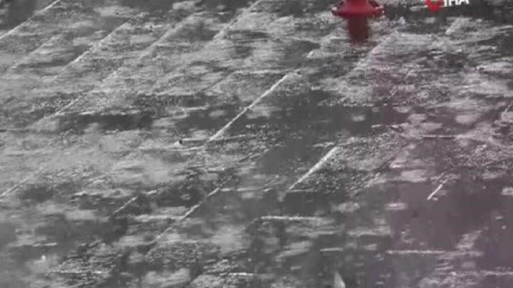 Bursalılar yağmura hazırlıksız yakalandı