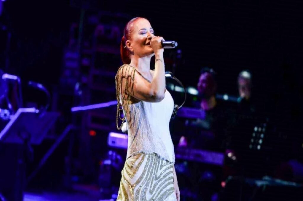 Candan Erçetin Bursa’da sevenleriyle buluştu