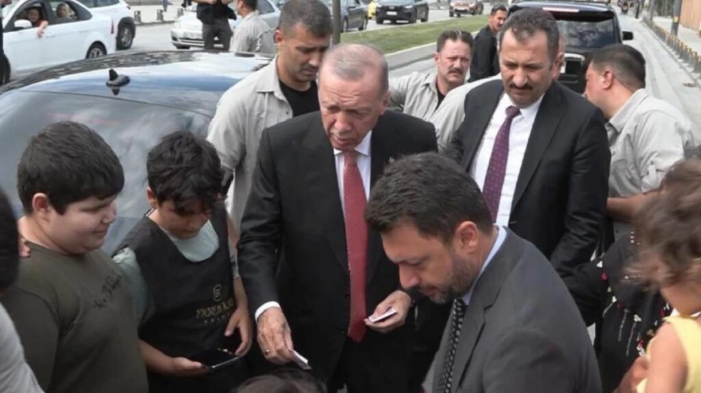 Cumhurbaşkanı Erdoğan, kendisini bekleyen vatandaşları görünce aracından indi