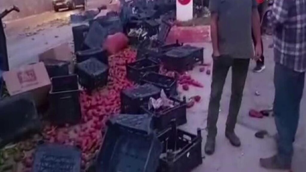 Denetimden çıkan tır evvel araçlara çarptı sonra devrildi: Kaza anı kamerada