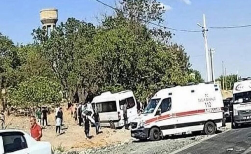 Diyarbakır’da traktör ile minibüs çarpıştı: 15 yaralı