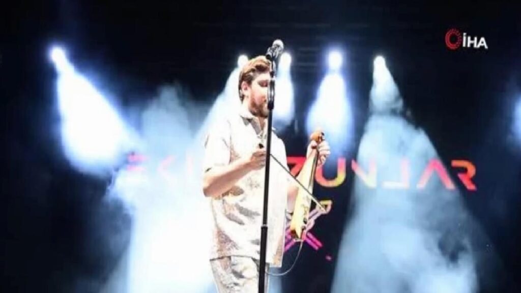 Ekin Uzunlar Bursalı sevenleri ile bir ortaya geldi