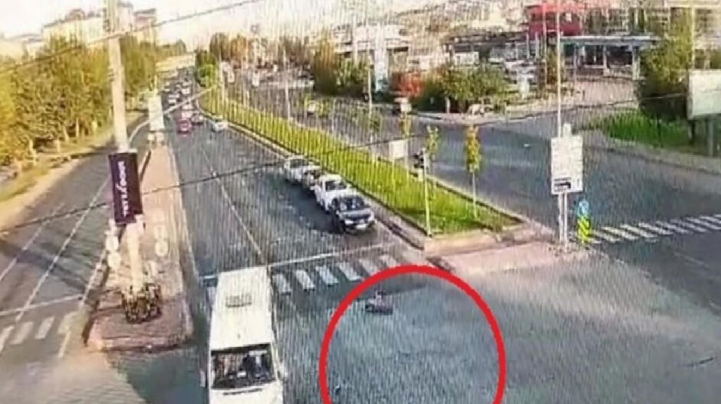 Elektrikli skuter ile kırmızı ışıkta geçen gence, evvel araba sonra minibüs çarptı