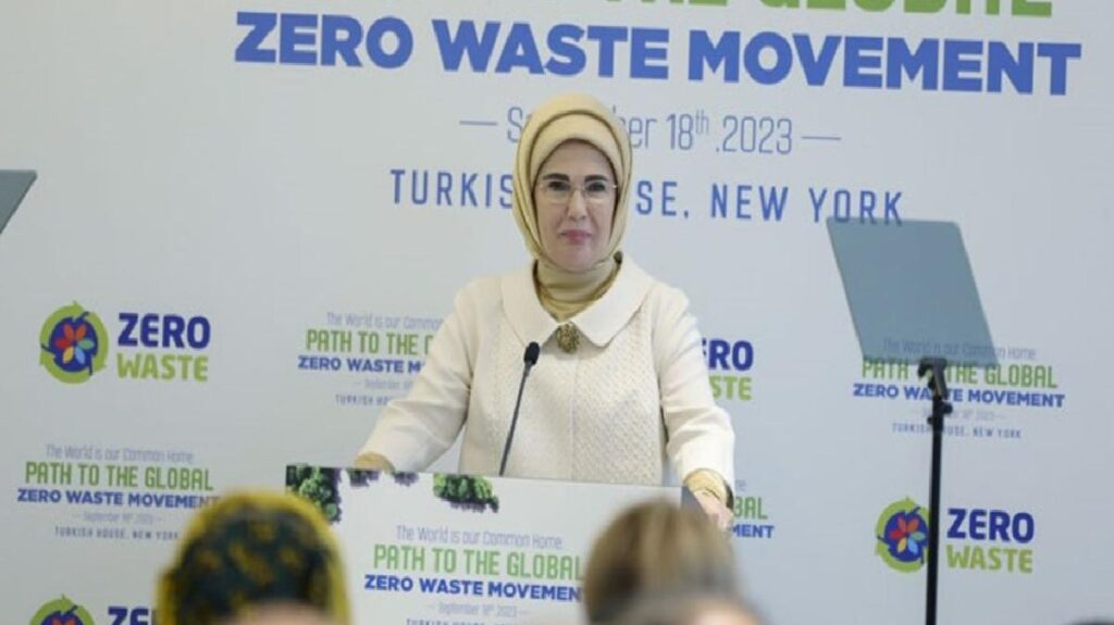 Emine Erdoğan, tüm dünyayı “sıfır atık gönüllüsü” olmaya davet etti: Acil aksiyon planlarını uygulamak mecburiyetindeyiz
