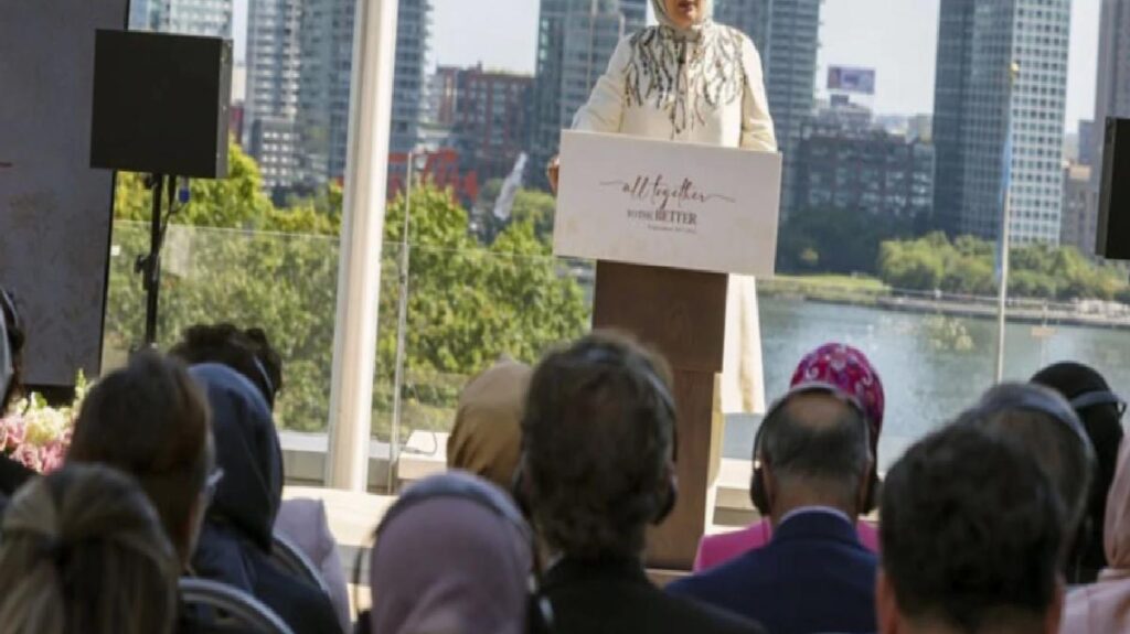 Emine Erdoğan, yüzyıllardır hayırseverliği ile nam salan Türk devlet yapısının vicdani boyutuna dikkat çekti