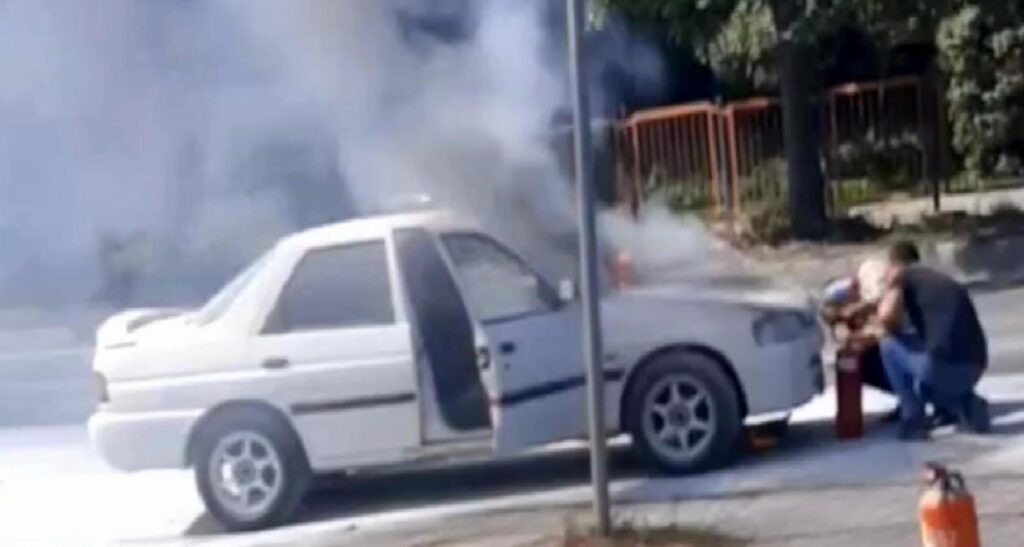 Eskişehir’de seyir halindeki araba motorunda çıkan yangın vatandaşlar tarafından söndürüldü