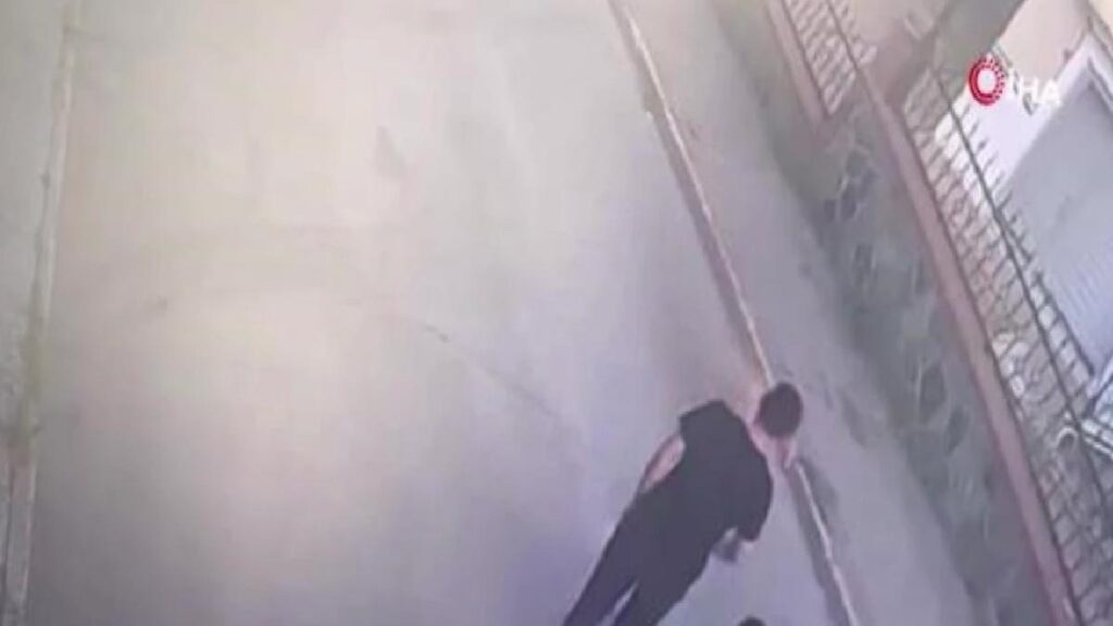 Evvel köpekle oynadı, sonra bu türlü soygun yaptı…Çaldığı paralarda tatil yaparken yakalandı