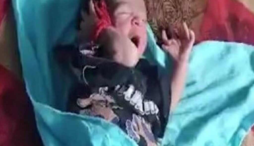 Hindistan’da Bharatpur kentinde 26 parmakla dünyaya gelen bebek tanrıça olarak görülüyor