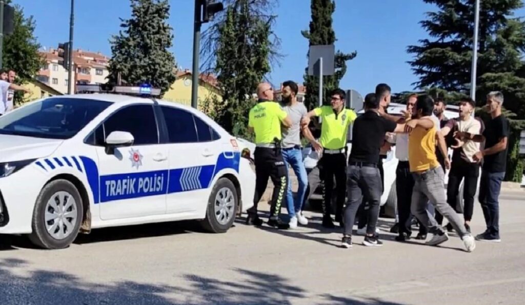 İnegöl’de bayana çarpan araçta arbede çıktı