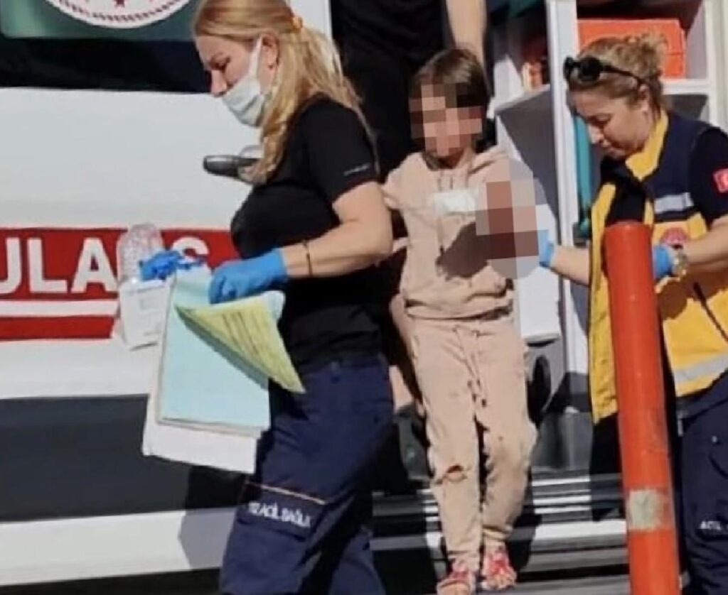 İnegöl’de Demir Kapıya Sıkışan Çocuğun Parmakları Koparak Yaralandı