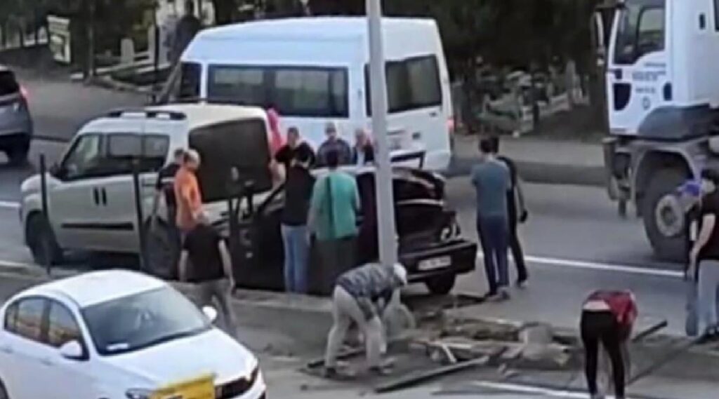 İnegöl’de freni patlayan kamyon arabaya çarptı: 2 yaralı