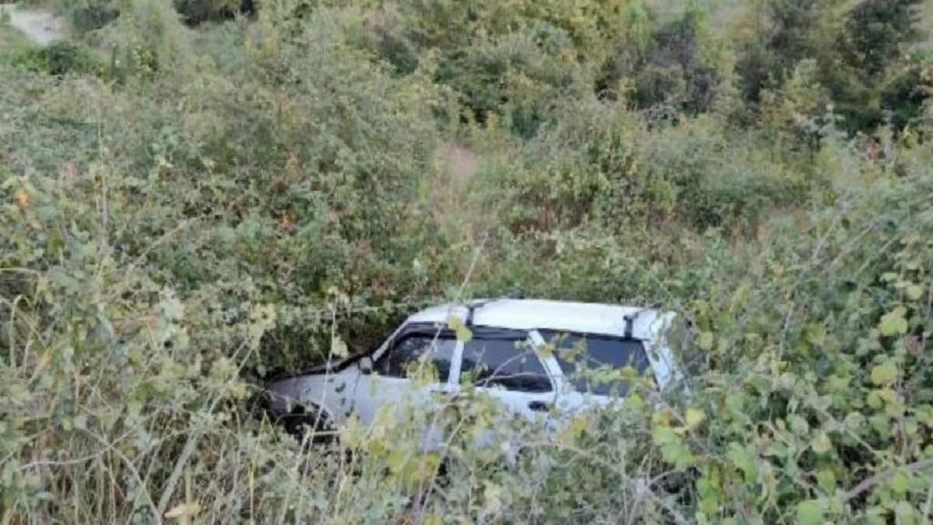 İnegöl’de lastiği patlayan araba şarampole uçtu: 4 yaralı