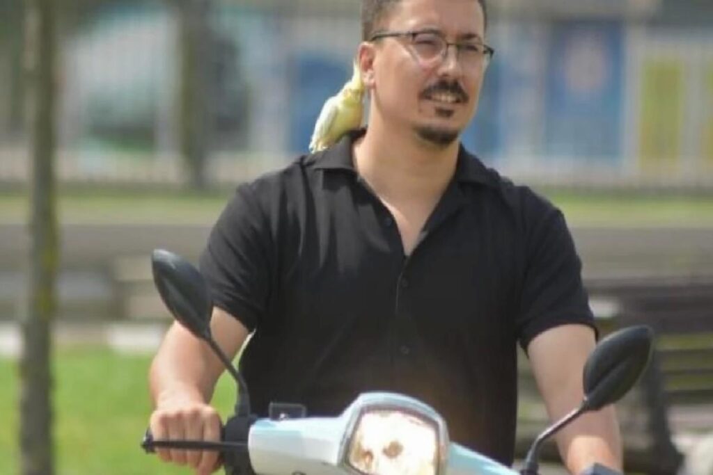 İnegöl’de Papağan Sahibinden Ayrılmıyor