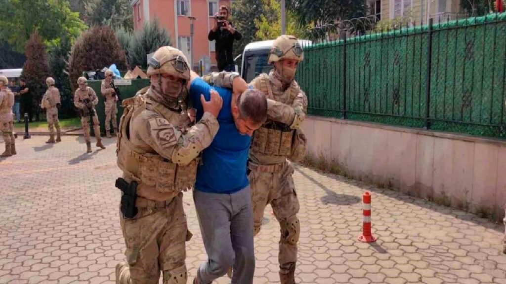 İnegöl’deki Tefeci Çetesinin Üyeleri Jandarma Tarafından Adliyeye Getirildi