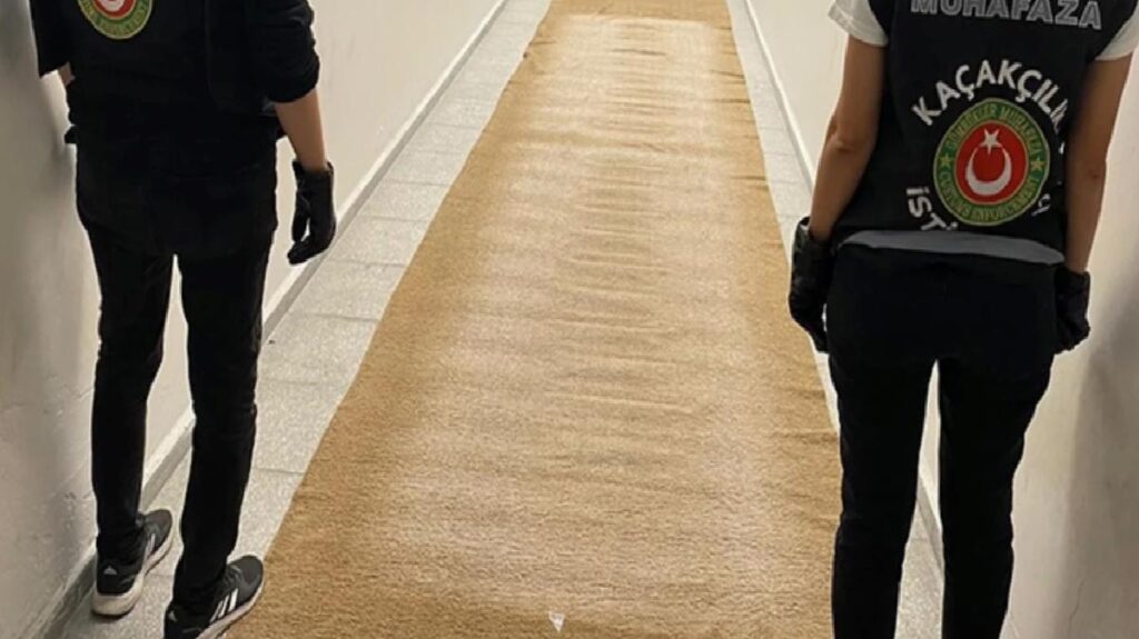 İstanbul Havalimanı’nda halıya emdirilmiş formda 17 kilogram metamfetamin ele geçirildi