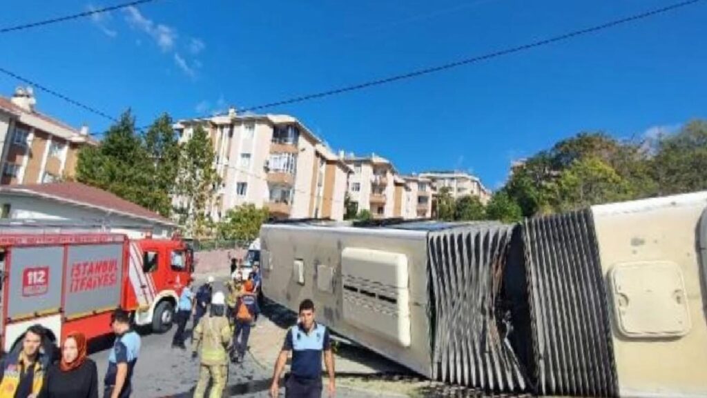 İstanbul’da İETT otobüsü devrildi! Yaralıların olduğu kaza anı kamerada