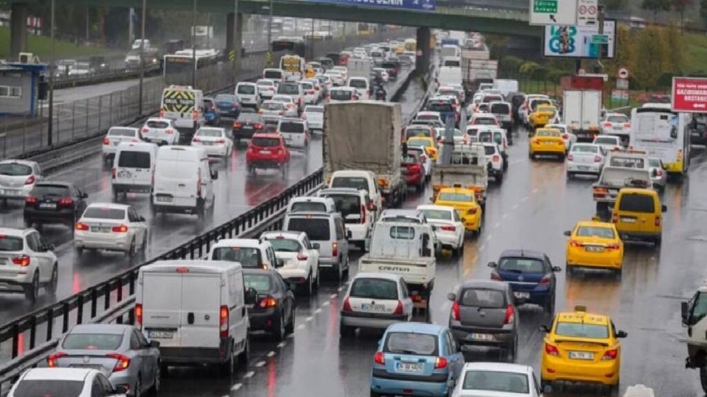 İstanbul’da tesirli olan yağış trafiği felç etti! Yoğunluk yüzde 80 düzeyini geçti