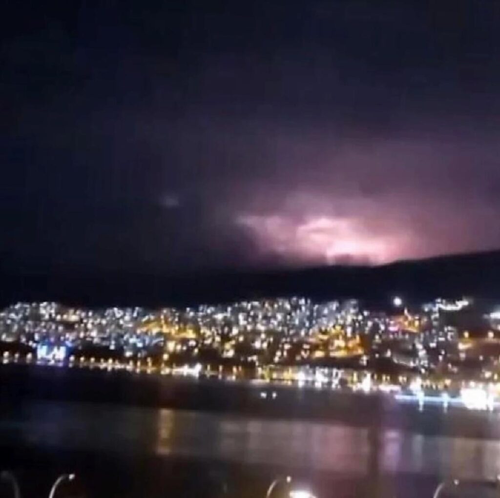 İstanbul’da ve Marmara’nın Kuzeydoğusu’nda beklenen yağış öncesi çakan şimşekler İstanbul’da geceyi aydınlatırken, Bursa’dan bile görüntülendi