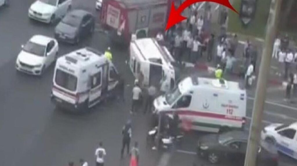 İstanbul’un göbeğinde korkutan kaza! Araçla çarpışan ambulans yan yattı