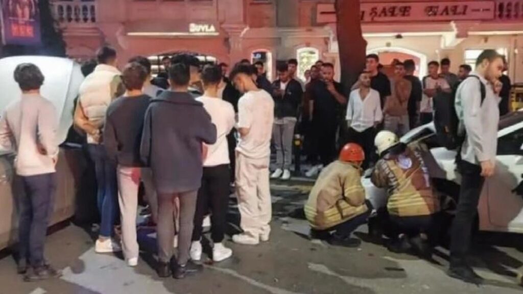 Kadıköy’de Denetimden Çıkan Araba Park Halindeki Araçlara Çarptı