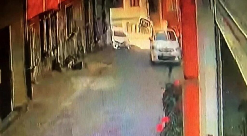 Kağıthane’de el freni indirilen araba apartman boşluğuna uçtu