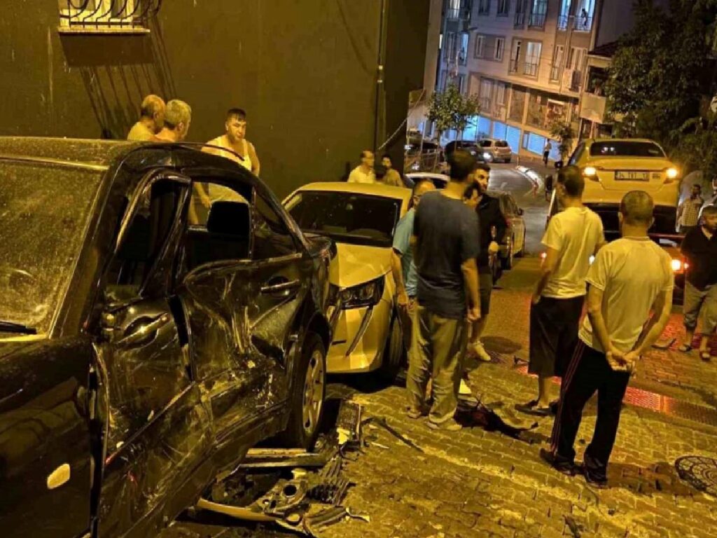 Kağıthane’de freni patlayan ticari taksi denetimden çıkarak 4 araca çarptı