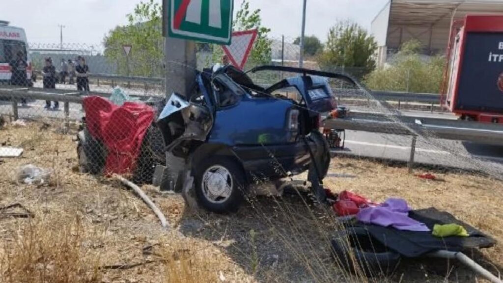 Karacabey’de Araba Direğe Çarptı: 1 Meyyit