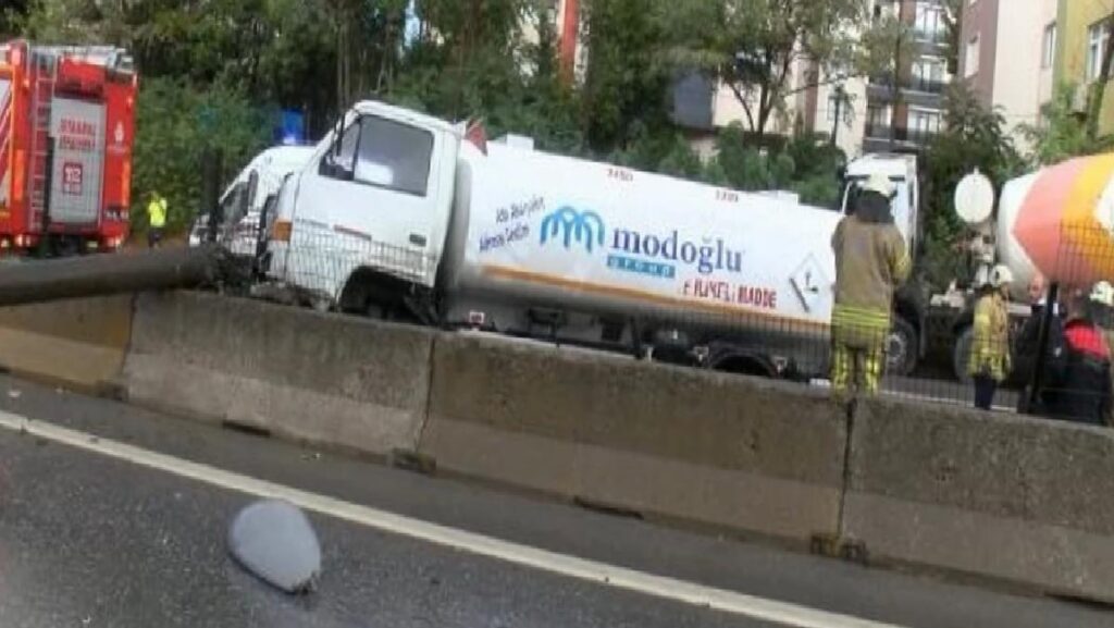 KARTAL’da mazot yüklü tanker ile beton mikseri çarpıştı