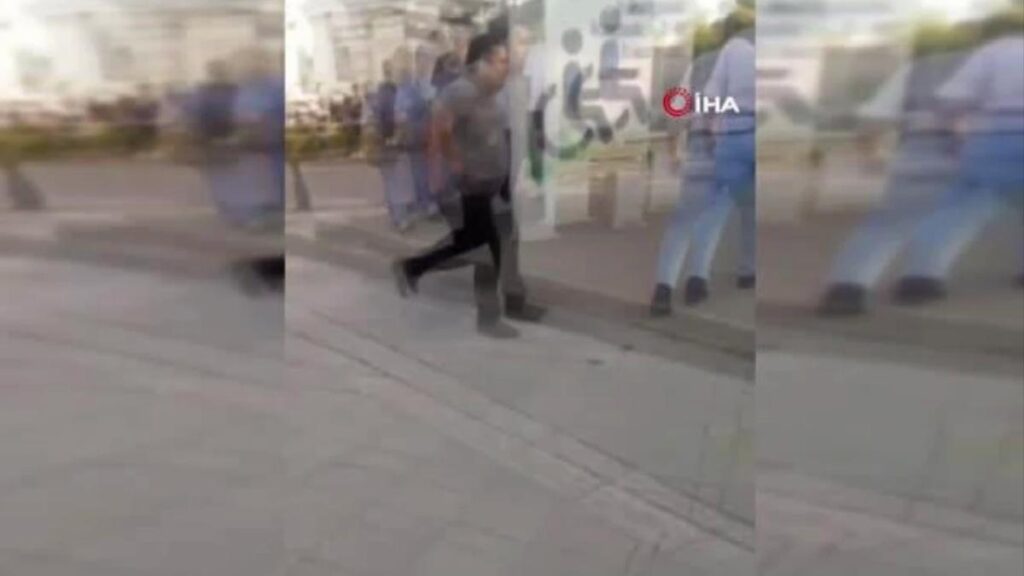 Kaza Sonrası Etraftakilere Bıçakla Saldırdı… O Anlar Kamerada