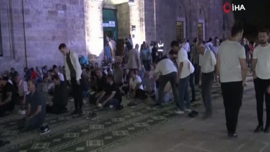 Mevlid Kandili’nde Ulu Cami Doldu Taştı