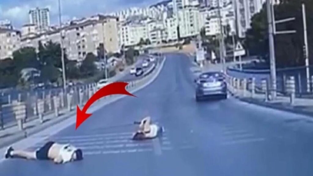 Motosikletten yola savrulan genç feci biçimde can verdi! Kaygı dolu anlar kamerada