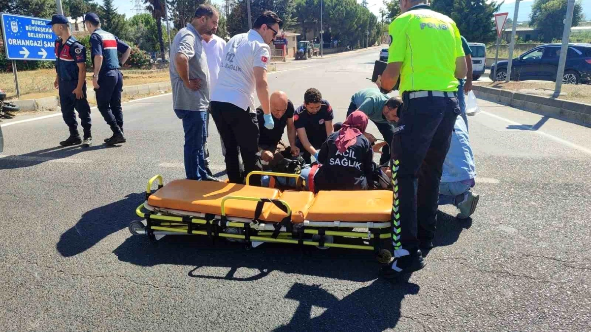 Orhangazi’de kırmızıda geçen araç motosiklete çarptı