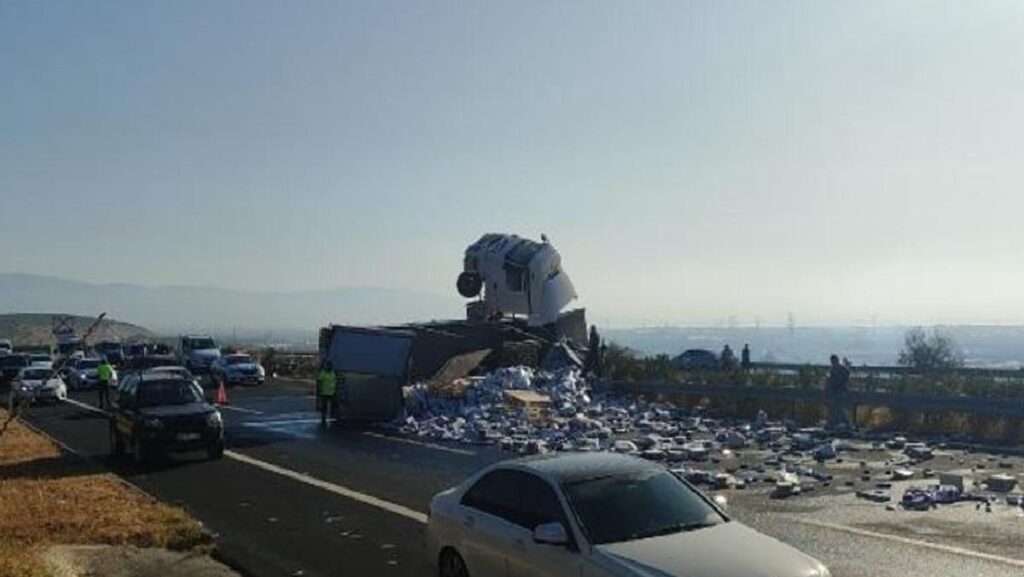 Orhangazi’de TIR Kaza Yaptı: 25 Ton Güç İçeceği Yola Saçıldı