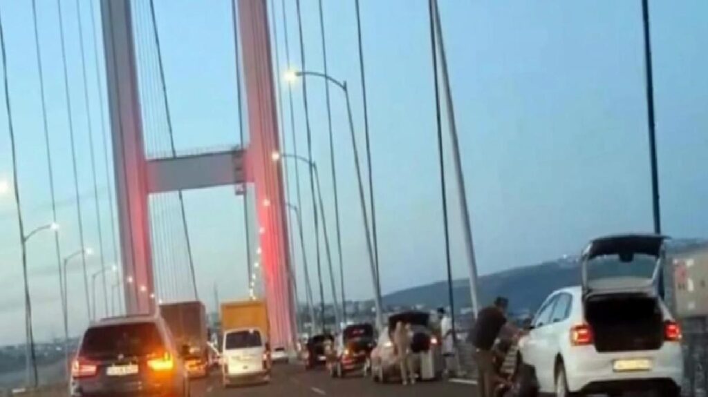 Osmangazi Köprüsü’nde 10’dan fazla aracın birebir anda lastiği patladı