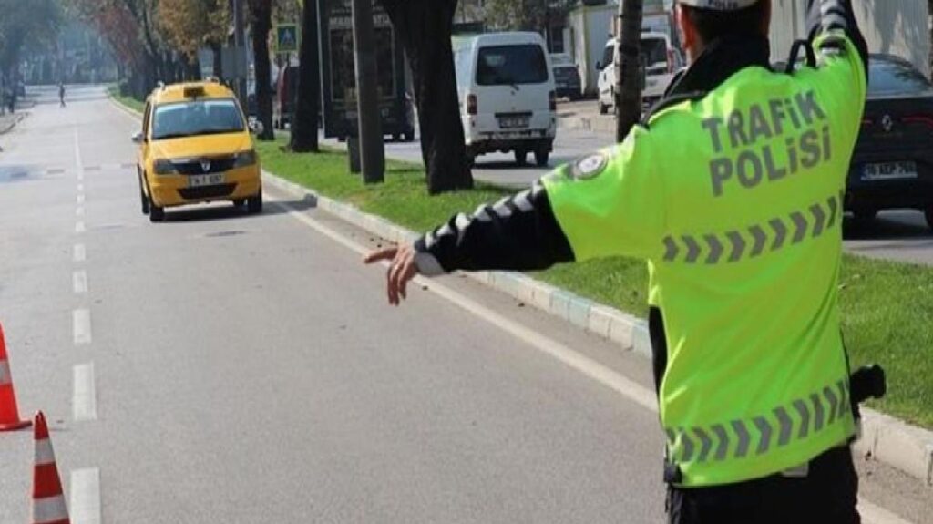 Polis çevirmelerinde bir devir sona eriyor! Bunu yapanlar artık ehliyet taşımak zorunda değil