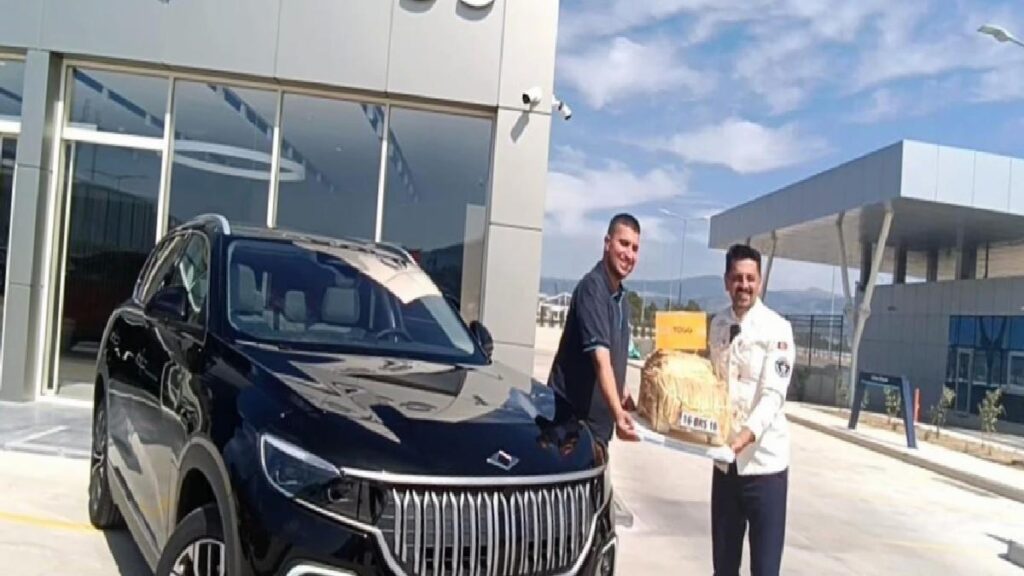 Rekortmen Börekçi Hasan Acar, Togg Arabasını Börekten Yaptığı Togg ile Teslim Aldı