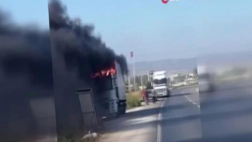 Seyir halindeki tır alevlere teslim oldu