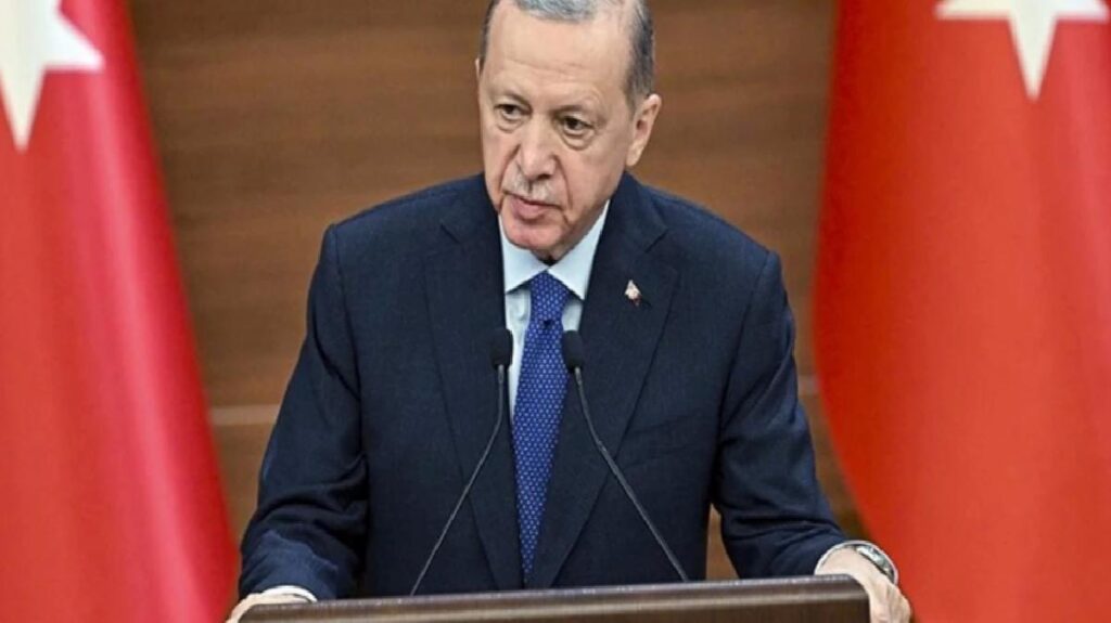 Son Dakika: Cumhurbaşkanı Erdoğan’dan fiyatlı öğretmen ve yüksek lisans öğrencilerine ikili müjde: Ek ders fiyatları ve burslar artıyor